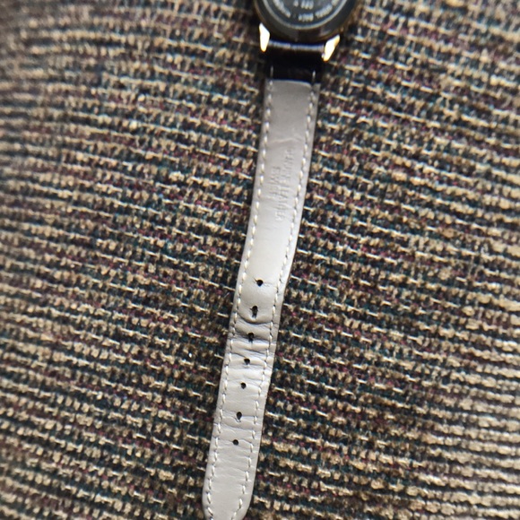 Tissot A220 Ladies Leather-band, water resistant 30m, mineral crystal watch. - Picture 11 of 16